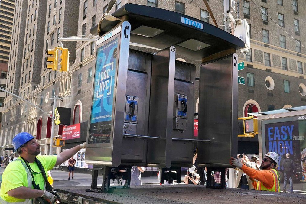 Fin de una era: retiran la última cabina pública de teléfono que quedaba en Nueva York