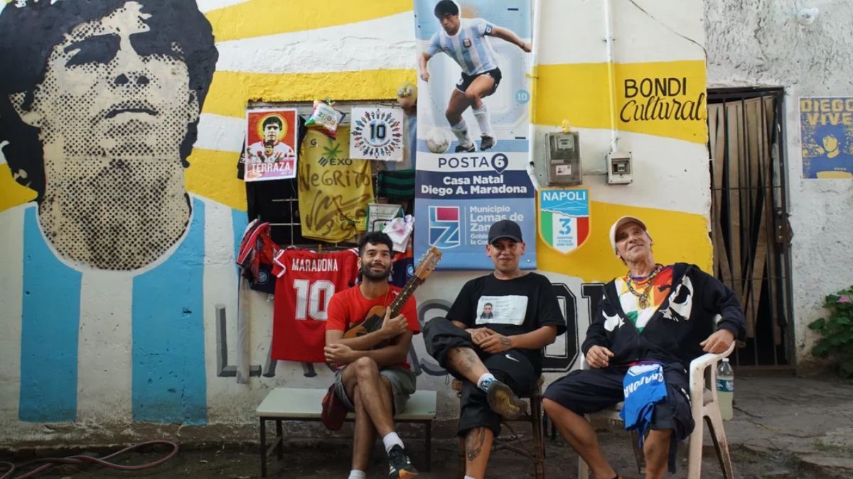 Manu Chao brindó un show improvisado frente a la primera casa de Diego Armando.