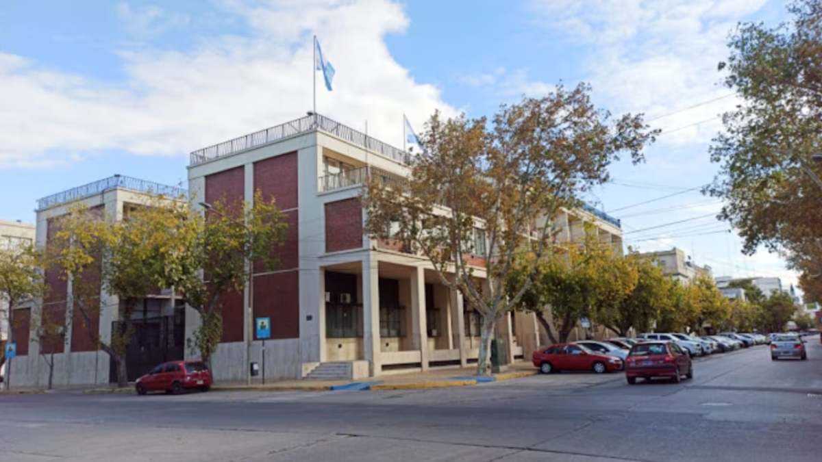 Un hombre se enterró vivo frente a los Tribunales de San Juan para exigir justicia por la muerte de su hijo.