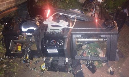 La parte del habitáculo delantero que fue arrancado por los delincuentes. La parte del habitáculo delantero que fue arrancado por los delincuentes.