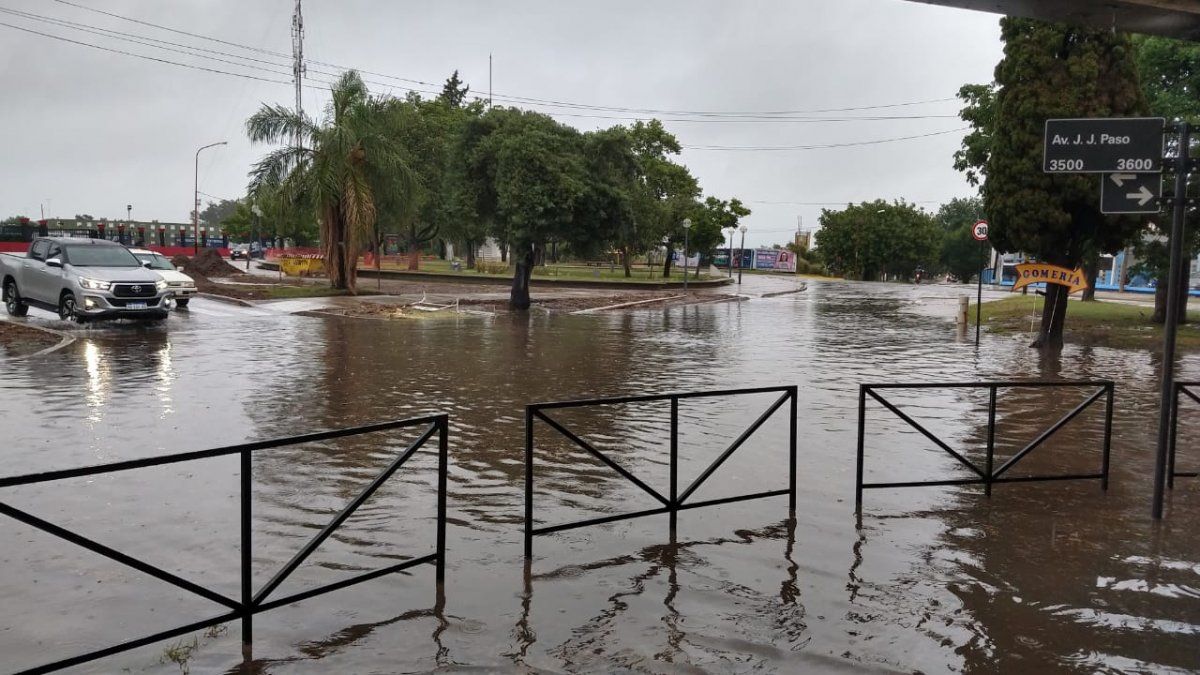 La tormenta acumuló agua en las esquinas de la ciudad de Santa Fe.