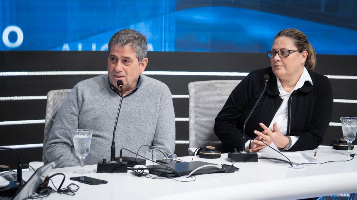 Carlos Ghisolfo y Rosana Soto visitaron los estudios de AIRE y hablaron sobre el mutualismo en la reforma constitucional de Santa Fe.