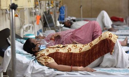 India recibió este domingo más ayuda internacional para contener uno de los peores brotes de coronavirus del mundo, con casi 400.000 nuevas infecciones registradas hoy, en un contexto de protestas contra las restricciones sanitarias en varios países. India recibió este domingo más ayuda internacional para contener uno de los peores brotes de coronavirus del mundo, con casi 400.000 nuevas infecciones registradas hoy, en un contexto de protestas contra las restricciones sanitarias en varios países.