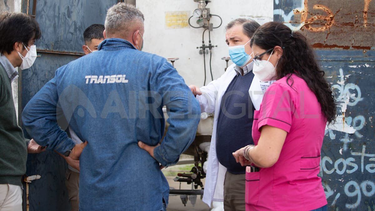El doctor Juan Pablo Poletti junto a su equipo y trabajadores de la empresa proveedora de oxígeno tras el incidente.