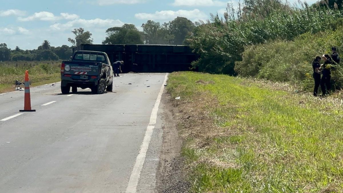 El acoplado del camión quedó totalmente atravesado sobre la carpeta asfáltica. El acoplado del camión quedó totalmente atravesado sobre la carpeta asfáltica.