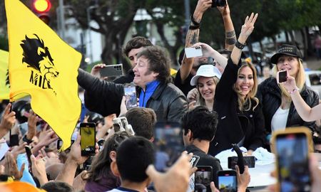 El candidato presidencial de La Libertad Avanza (LLA), Javier Milei, llegó a Rosario este martes por la tarde para encabezar su anteúltima caravana proselitista. El candidato presidencial de La Libertad Avanza (LLA), Javier Milei, llegó a Rosario este martes por la tarde para encabezar su anteúltima caravana proselitista.