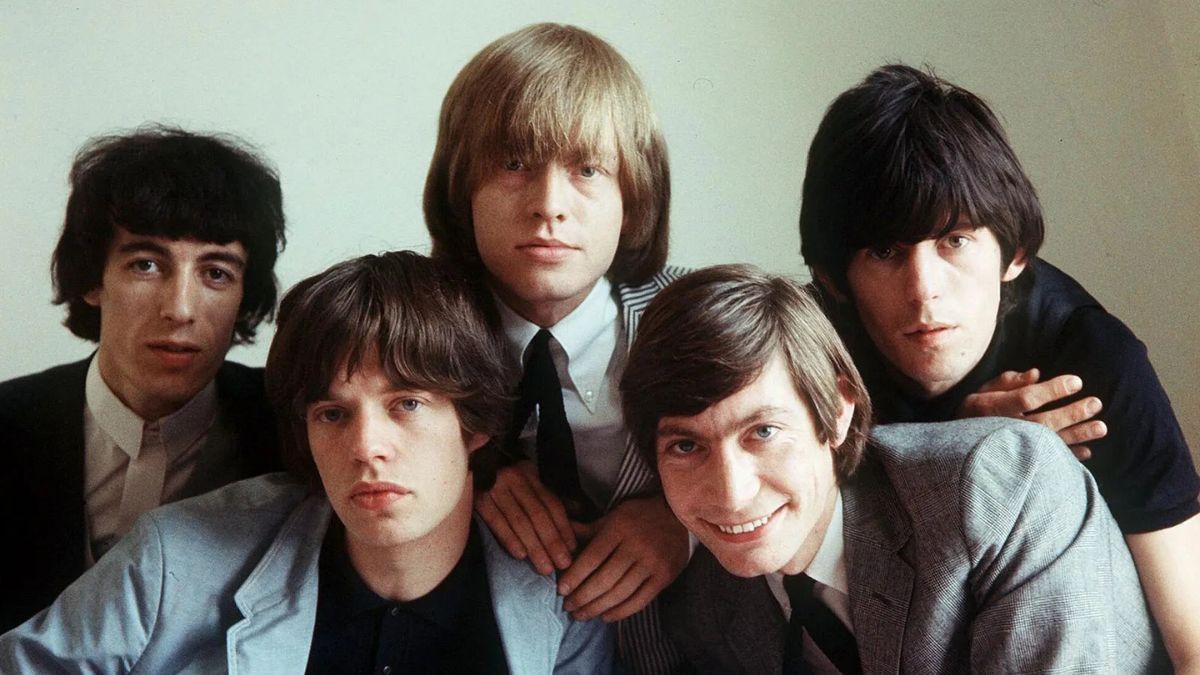 Brian Jones lideró y bautizó al grupo en 1962. El ingreso de Charlie Watts en enero del año siguiente completó la formación mítica que grabó el primer simple de la banda, "Come On". Brian Jones lideró y bautizó al grupo en 1962. El ingreso de Charlie Watts en enero del año siguiente completó la formación mítica que grabó el primer simple de la banda, "Come On".