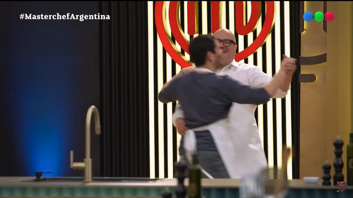 El impensado baile entre Rodolfo y Rodrigo de MasterChef. El impensado baile entre Rodolfo y Rodrigo de MasterChef.