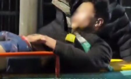 El policía de civil actuó para detener el robo. El policía de civil actuó para detener el robo.