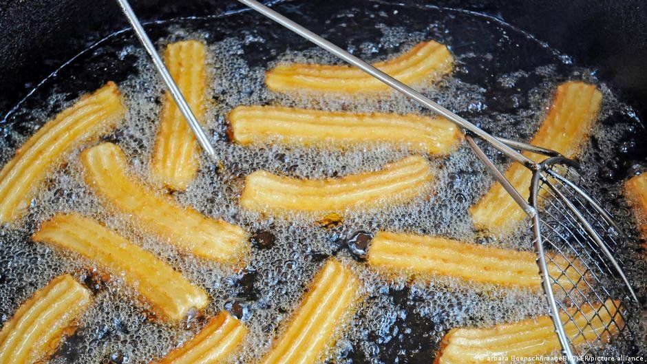 Fritura de los churros caseros.