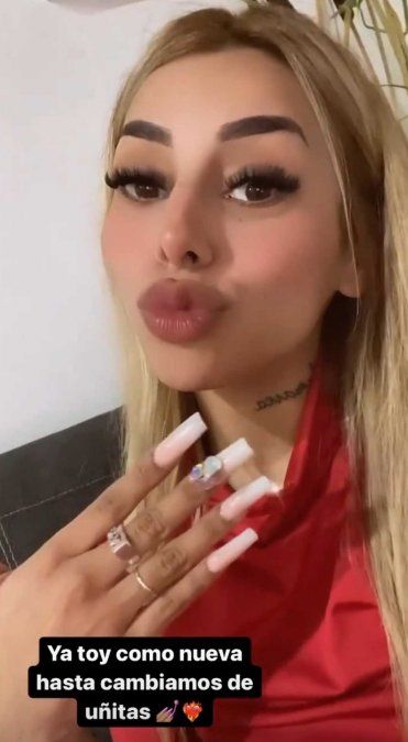 Tamara Báez, con pestañas y uñas XL.