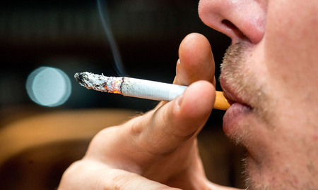 La OMS celebra el Día Mundial Sin Tabaco cada 31 de mayo. El cigarrillo es una de las distracciones más riesgosas para los conductores. La OMS celebra el Día Mundial Sin Tabaco cada 31 de mayo. El cigarrillo es una de las distracciones más riesgosas para los conductores.