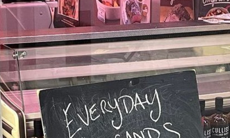 Puso un cartel en su carnicería para burlarse del veganismo y lo acusaron de psicópata Puso un cartel en su carnicería para burlarse del veganismo y lo acusaron de psicópata