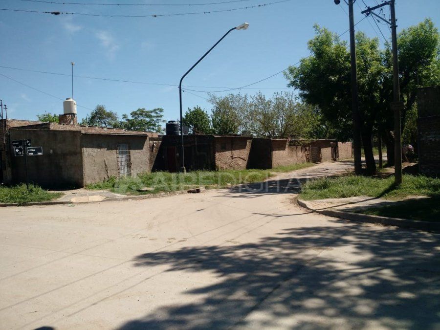 Balean desde un auto contra dos jóvenes