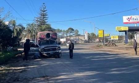 La camioneta F100 involucrada en el choque del sábado a la noche continuaba en el lugar del siniestro el domingo a la mañana. La camioneta F100 involucrada en el choque del sábado a la noche continuaba en el lugar del siniestro el domingo a la mañana.