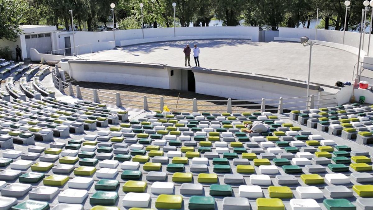 El intendente Emilio Jatón recorrió junto a la prensa el renovado Anfiteatro Juan de Garay del Parque del Sur.