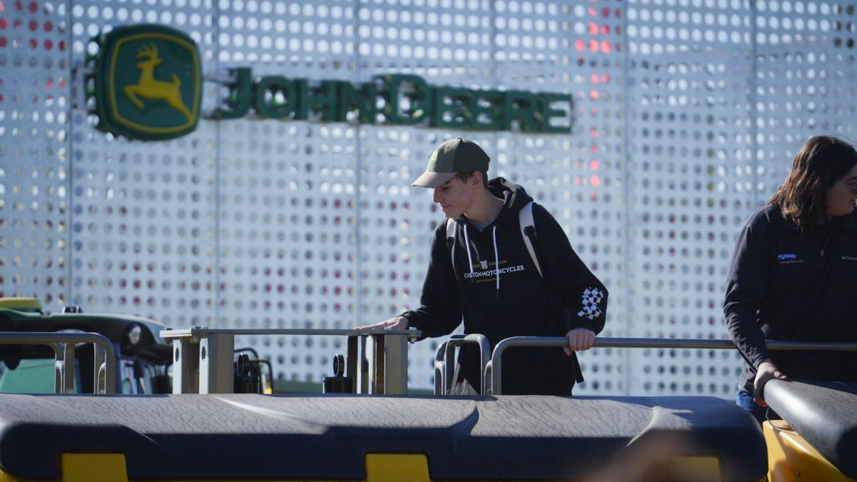 El sistema de soluciones conectadas de John Deere permite una gestión integral del ciclo de producción agrícola desde la siembra hasta la cosecha. El sistema de soluciones conectadas de John Deere permite una gestión integral del ciclo de producción agrícola desde la siembra hasta la cosecha.