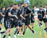 Lionel Messi entrenó con normalidad y tiene chances de ser titular este viernes frente a Uruguay por las Eliminatorias Sudamericanas. Lionel Messi entrenó con normalidad y tiene chances de ser titular este viernes frente a Uruguay por las Eliminatorias Sudamericanas.