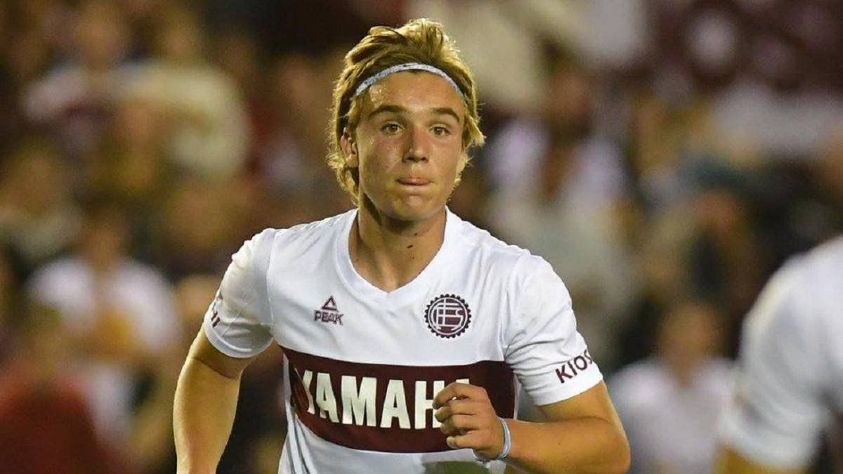 El volante Pedro de la Vega, del Club Atlético Lanús, fue operado con éxito de la rodilla derecha