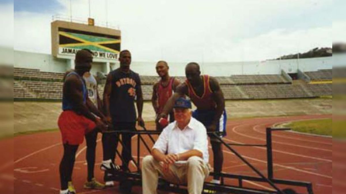 La preparación para los Juegos de Calgary comenzó a fines de septiembre de 1987 y se extendió hasta febrero del año siguiente. En la foto, los integrantes del equipo y el entrenador del mismo, Howard Siler, en el Estadio Nacional de Kingston, con estructuras metálicas con peso adicional que simulaban los trineos que emplearían realmente.