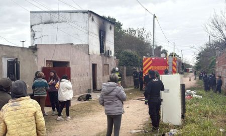 El incendio en barrio San Lorenzo provocó graves daños materiales en una habitación del segundo piso. El incendio en barrio San Lorenzo provocó graves daños materiales en una habitación del segundo piso.