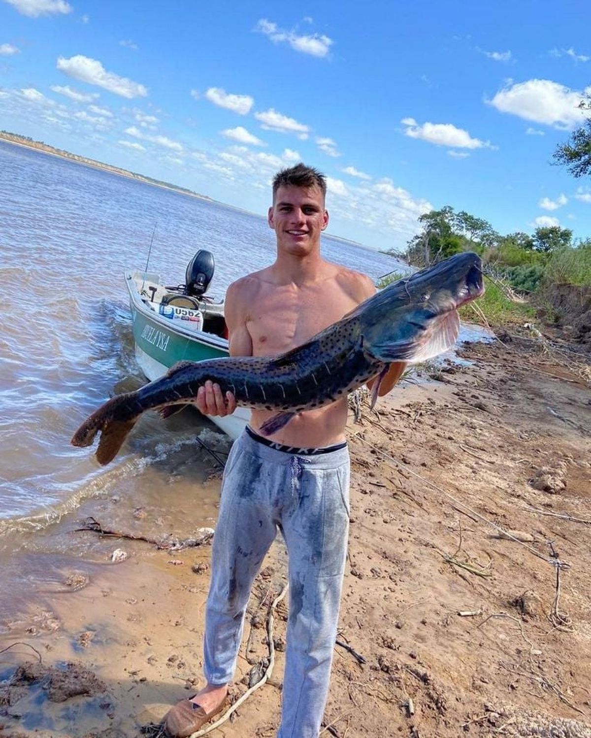 La pesca, uno de sus hobbies en su ciudad natal. La pesca, uno de sus hobbies en su ciudad natal.
