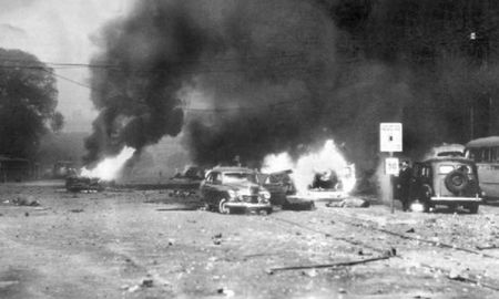 El 16 de junio de 1955, treinta y cuatro aviones de la Aviación Naval y de la Fuerza Aérea Argentina arrojaron catorce toneladas de bombas y dispararon miles de municiones de sus ametralladoras sobre la Casa Rosada El 16 de junio de 1955, treinta y cuatro aviones de la Aviación Naval y de la Fuerza Aérea Argentina arrojaron catorce toneladas de bombas y dispararon miles de municiones de sus ametralladoras sobre la Casa Rosada