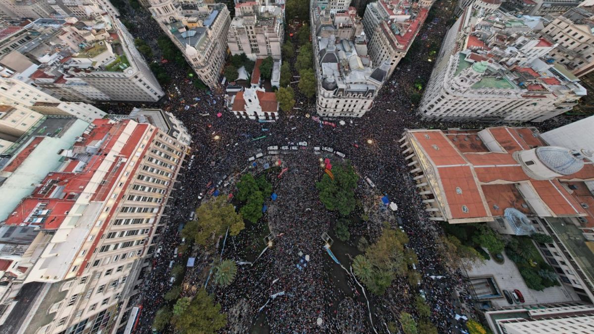 Miles de personas marcharon a Casa Rosada en defensa de la universidad pública