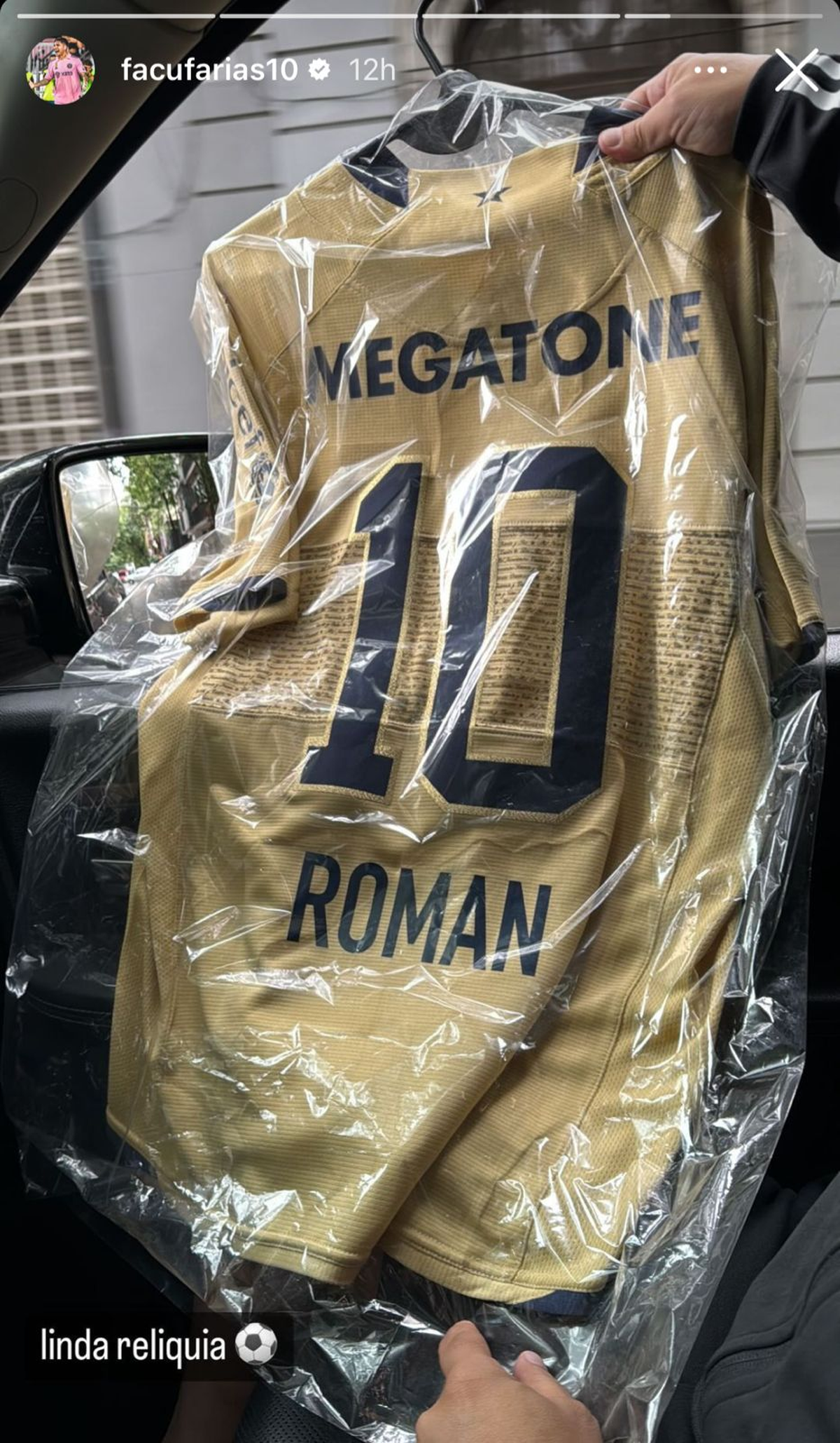 La historia que subió Facundo Farías con la camiseta de Riquelme. La historia que subió Facundo Farías con la camiseta de Riquelme.