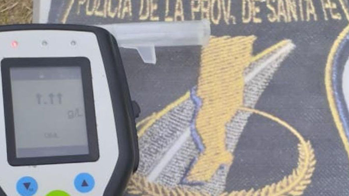 El resultado de la prueba arrojo resultado positivo pero además superó los niveles registrables por el alcoholímetro. 