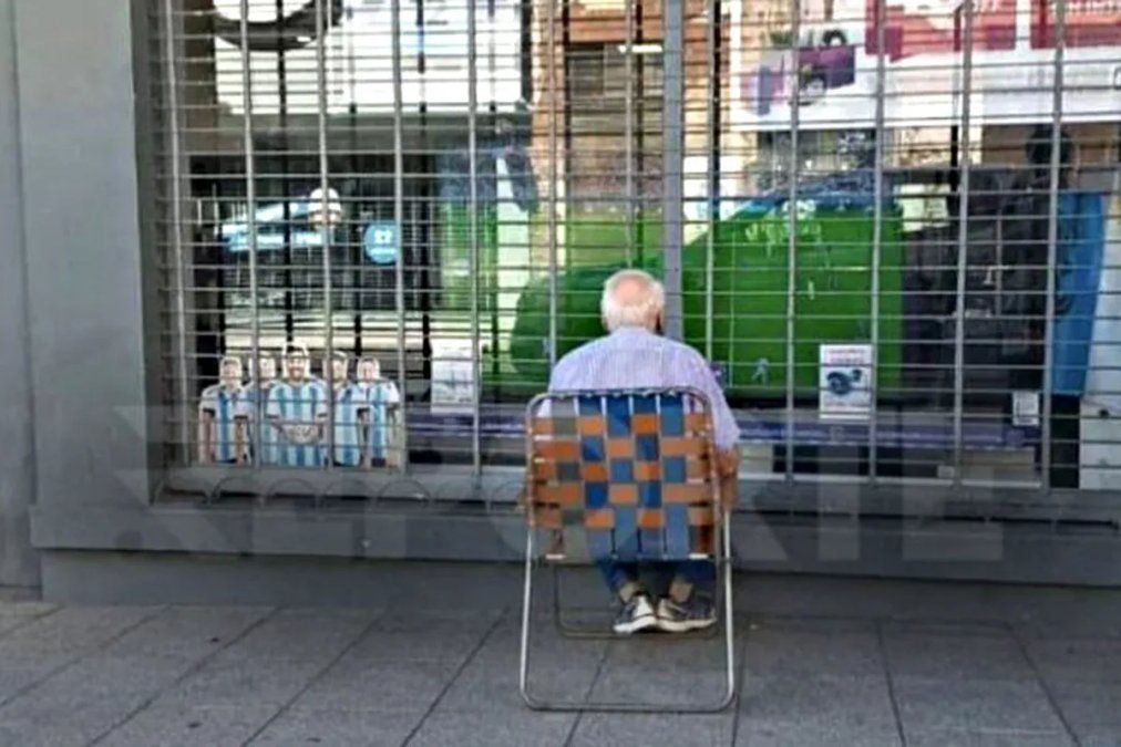 Un hombre de 82 años miró el partido de la selección frente a una vidriera y se volvio viral: Es mi cabala