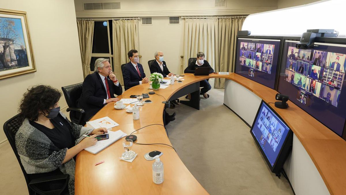 El presidente Alberto Fernández mantuvo un encuentro virtual este miércoles con gobernadores para empezar a delinear las nuevas restricciones que regirán desde este viernes.&nbsp;