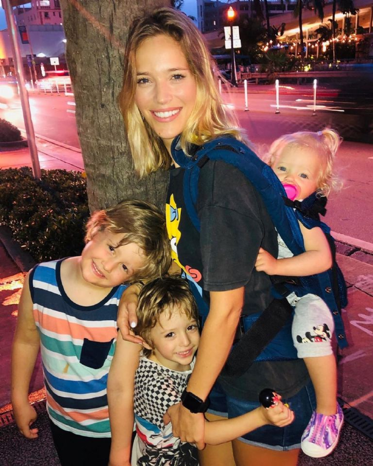 Luisana junto con sus hijos en una foto retro.