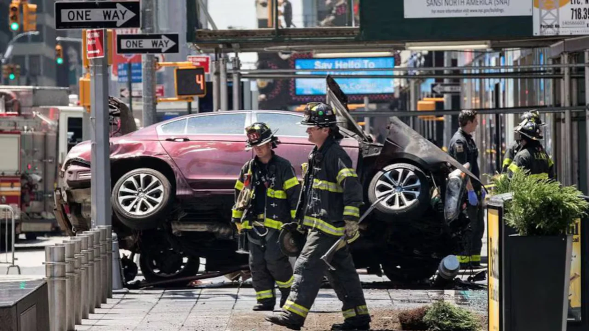 El conductor de un vehículo embistió a una multitud durante la madrugada; tres personas permanecen en estado crítico.