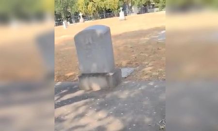 Caminaba por un cementerio y encontró pelo humano saliendo de una tumba Caminaba por un cementerio y encontró pelo humano saliendo de una tumba