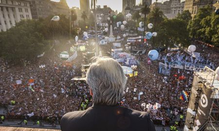 el primer saludo de alberto fernandez desde el balcon de la casa rosada el primer saludo de alberto fernandez desde el balcon de la casa rosada