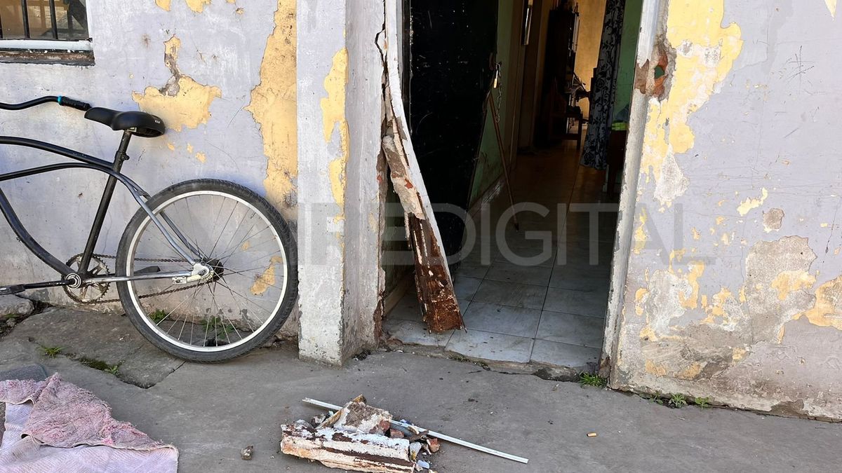El interior de la vivienda de barrio Nueva Pompeya está prácticamente vacío y los delincuentes también provocaron destrozos. El interior de la vivienda de barrio Nueva Pompeya está prácticamente vacío y los delincuentes también provocaron destrozos.