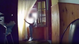 altText(Video: una mujer descubrió que su pareja de cuatro años le robaba a sus padres jubilados)}