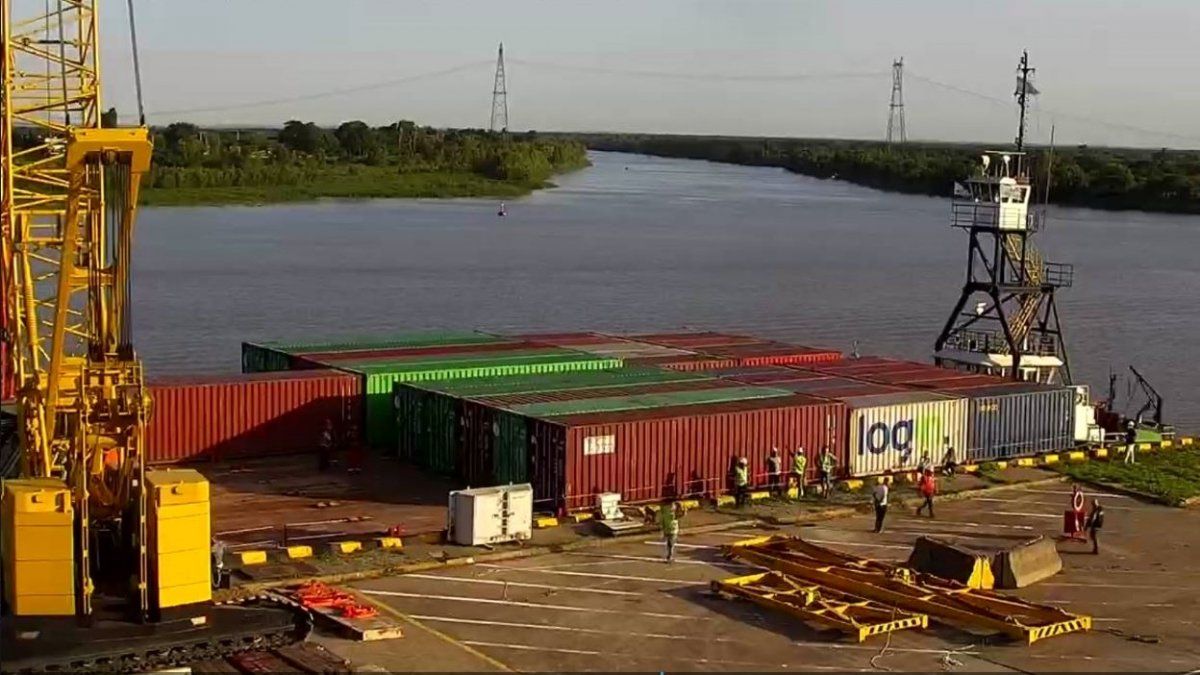 Esta semana arribó a la Terminal Contenedores del puerto de Santa Fe la primera barcaza porta contenedores desde la terminal TecPlata, dando inicio de esta manera a la operatoria del nuevo circuito feeder Puerto Santa Fe – Puerto La Plata entre ambas estaciones fluviales.