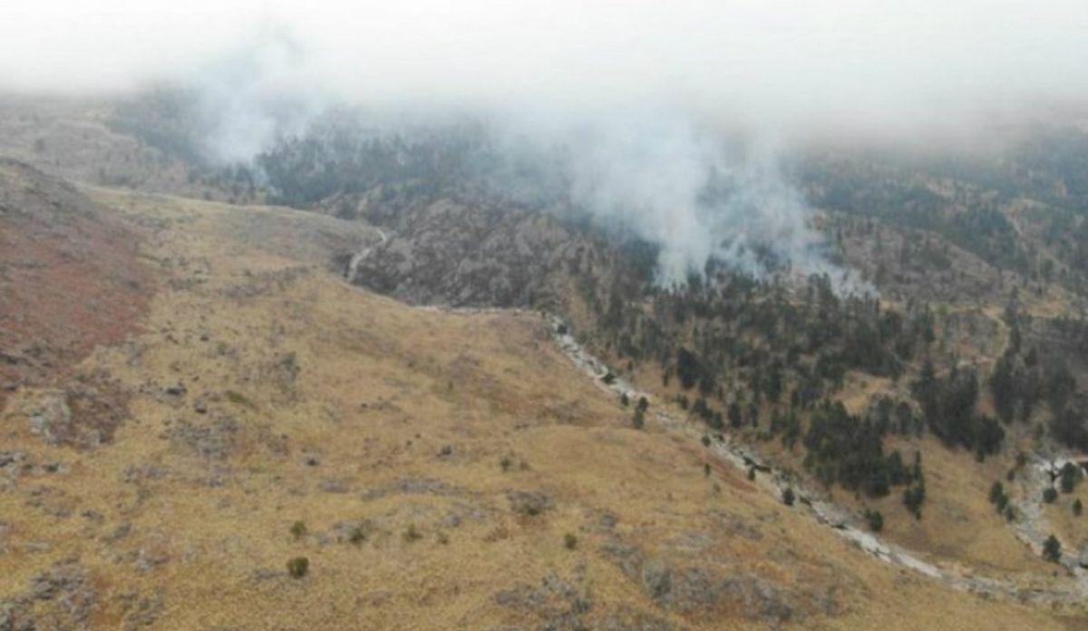 La lucha para extinguir el fuego se dificulta porque las laderas del cerro son muy verticales.