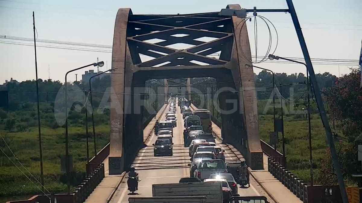 Caos en el Puente Carretero: choque en cadena, fallas mecánicas y demoras en el tránsito