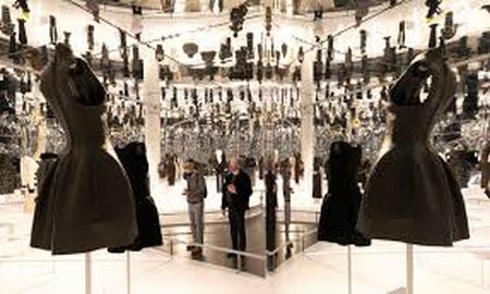 Una muestra en el Museo Metropolitano de Nueva York recorre 150 años de la moda
