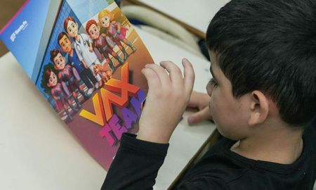 Esta estrategia del Gobierno Provincial, dirigida a más de 400.000 niños y niñas de entre 4 y 11 años, propone una modalidad innovadora que incluye una serie animada y un álbum de figuritas como herramientas para incentivar la actualización de los esquemas de vacunación. Esta estrategia del Gobierno Provincial, dirigida a más de 400.000 niños y niñas de entre 4 y 11 años, propone una modalidad innovadora que incluye una serie animada y un álbum de figuritas como herramientas para incentivar la actualización de los esquemas de vacunación.