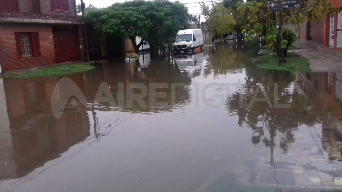 Gran cantidad de agua de lluvia en calle Mitre