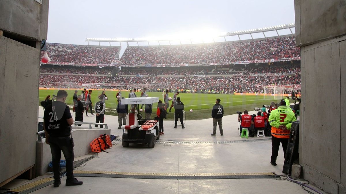 Los alcanzapelotas se retiran de la cancha luego de la suspensión de River Plate vs. Defensa y Justicia, tras la muerte de un hincha en el estadio Mâs Monumental. Los alcanzapelotas se retiran de la cancha luego de la suspensión de River Plate vs. Defensa y Justicia, tras la muerte de un hincha en el estadio Mâs Monumental.