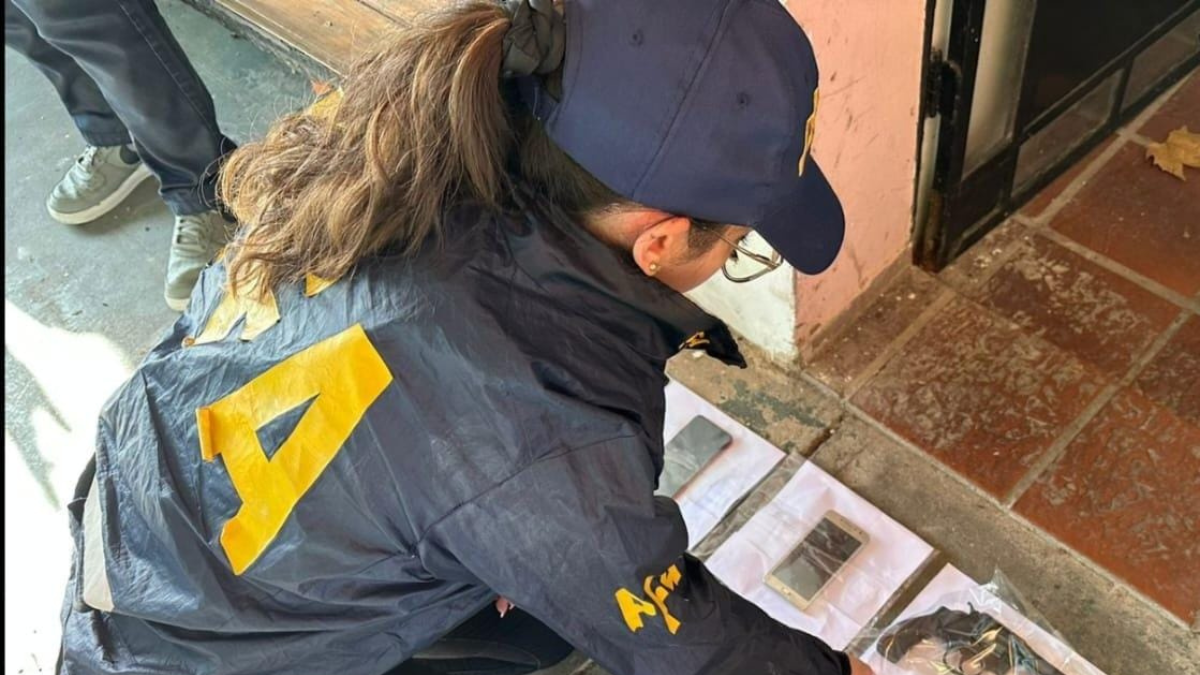 En los allanamientos que se realizaron en Rosario secuestraron armas y teléfonos celulares que serán peritados.