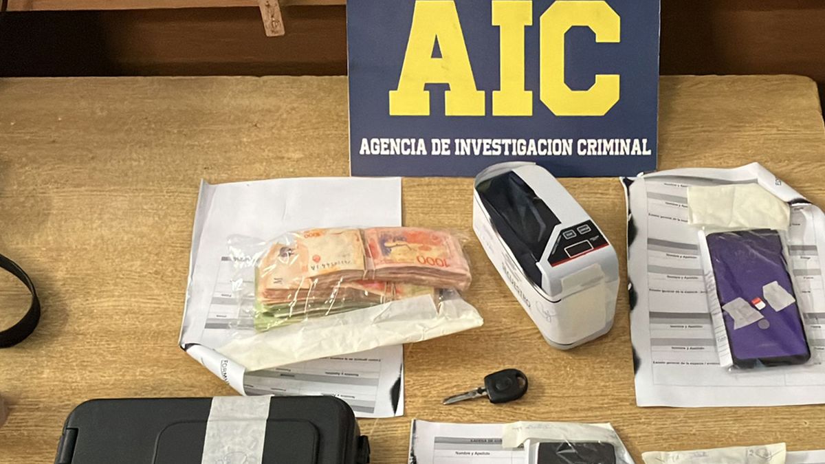 Los agentes incautaron tres teléfonos celulares, 226.900 pesos, la caja de un arma marca Taurus, una máquina contadora de billetes y un auto. Los agentes incautaron tres teléfonos celulares, 226.900 pesos, la caja de un arma marca Taurus, una máquina contadora de billetes y un auto.