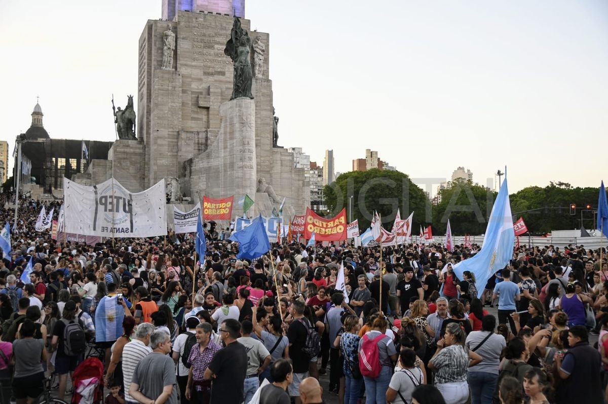 Masiva movilización en Rosario para rechazar el DNU de Javier Milei