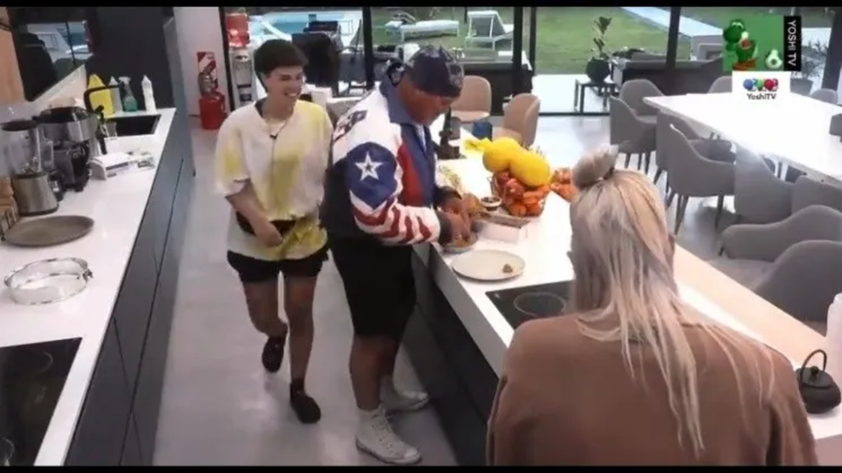 Cuando parecía que Mora había entendido el mensaje, volvió a la carga, situación que terminó de descolocar al hermanito.