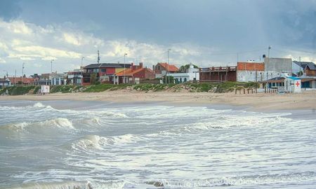 Un hombre murió tras chocar contra las piedras por la fuerza del impacto del agua. Un hombre murió tras chocar contra las piedras por la fuerza del impacto del agua.
